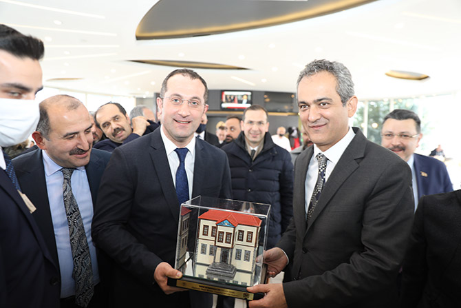 bakan-ozer2.jpg