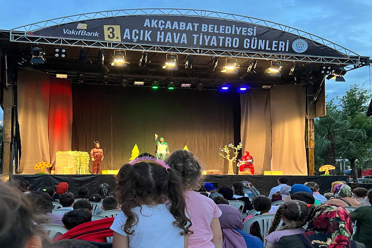 akcaabatta-3-acik-hava-tiyatro-gunleri-basladi-9.jpg