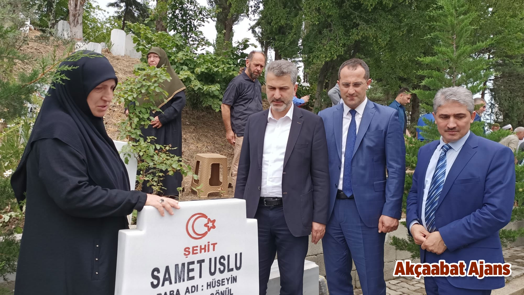 samet-uslu-mezari-basinda-anild3i.jpg