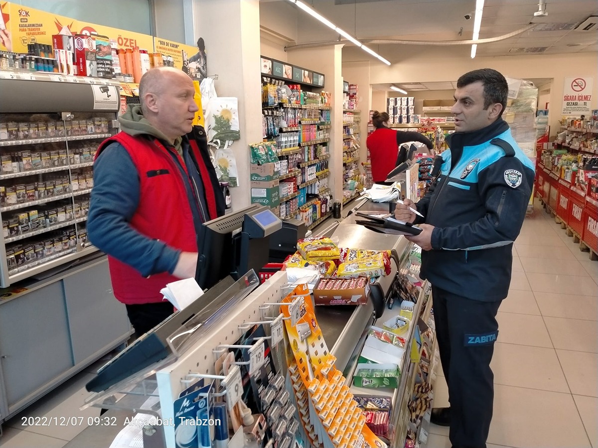 akcaabat-belediyesi-zabita-mudurlugu-ekipleri-akcaabatta-bulunan-temel-gida-ve-tuketim-urunlerinin-satildigi-marketlerde-denetim-gerceklestirdi.jpg