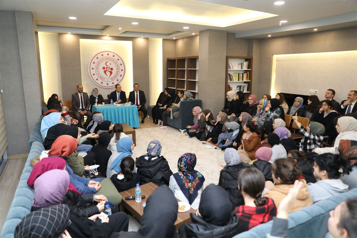 baskan-osman-nuri-ekim-genclerle.jpg