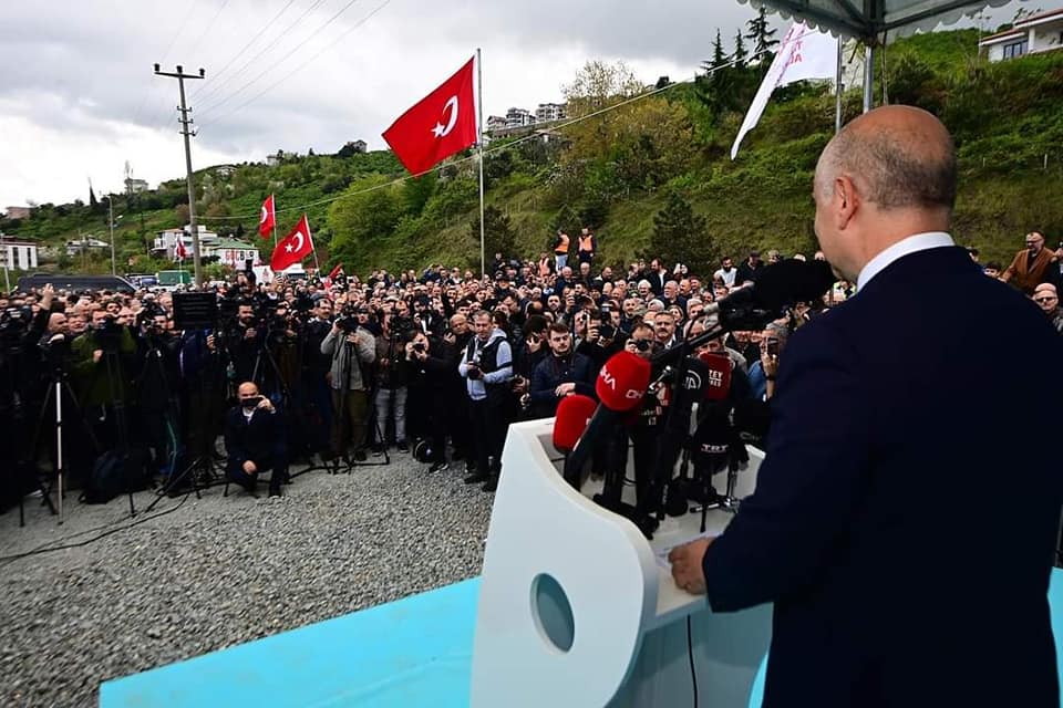 akcaabat-ve-bolgenin-en-cok-istedigi-projeler-arasinda-yer-alan-guney-cevre-yolu-akcaabat-gecisinin-temeli-torenle-atildi.jpg