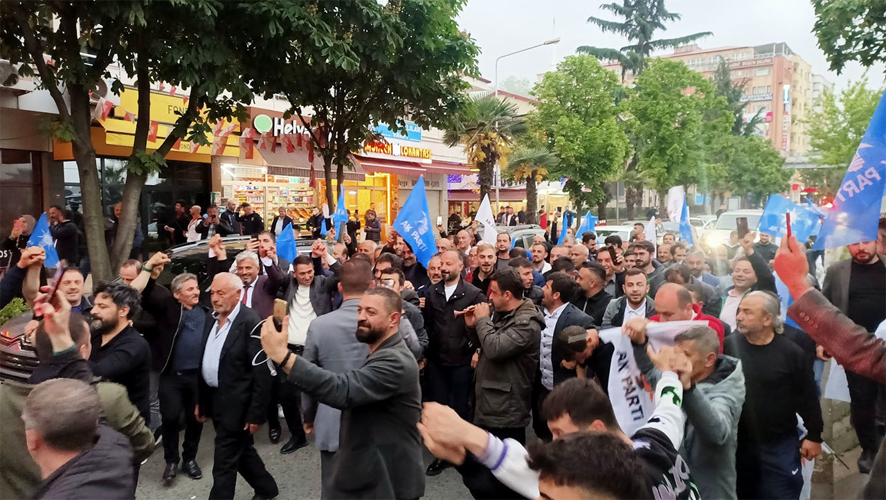akcaabatta-ak-partiden-coskulu-kutlama.jpg