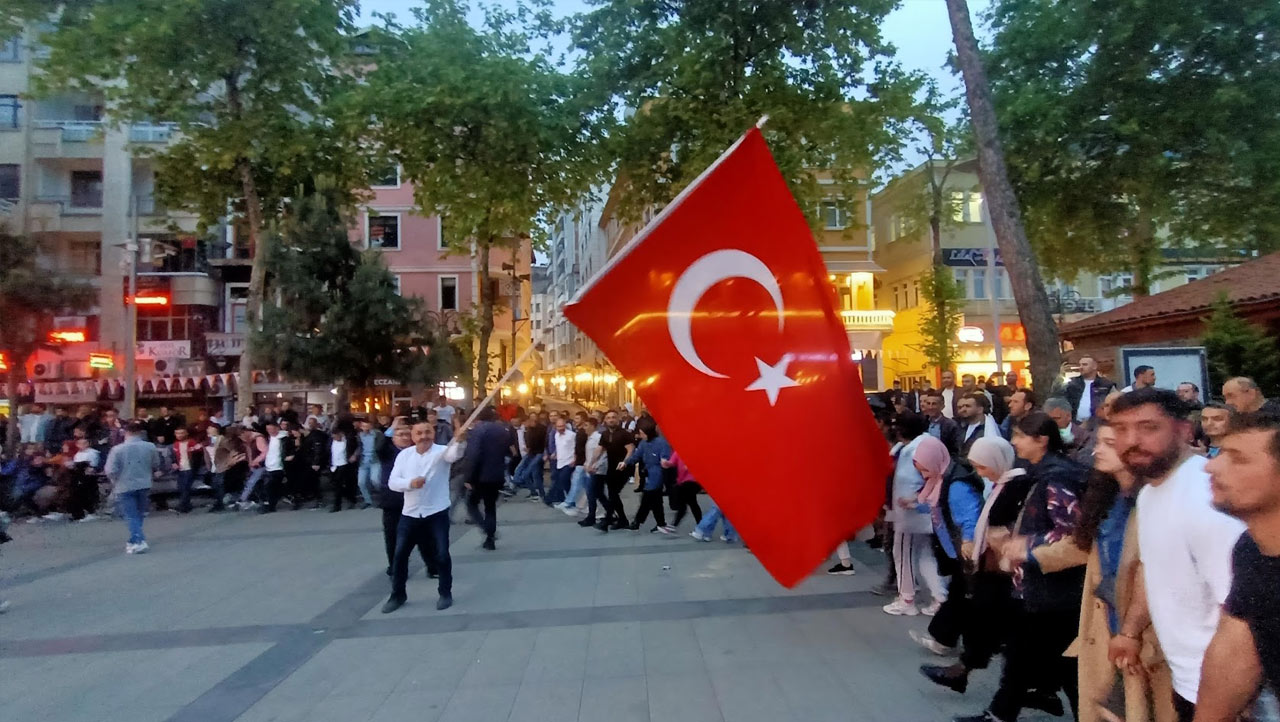 akcaabatta-ak-partiden-coskulu-kutlama3.jpg