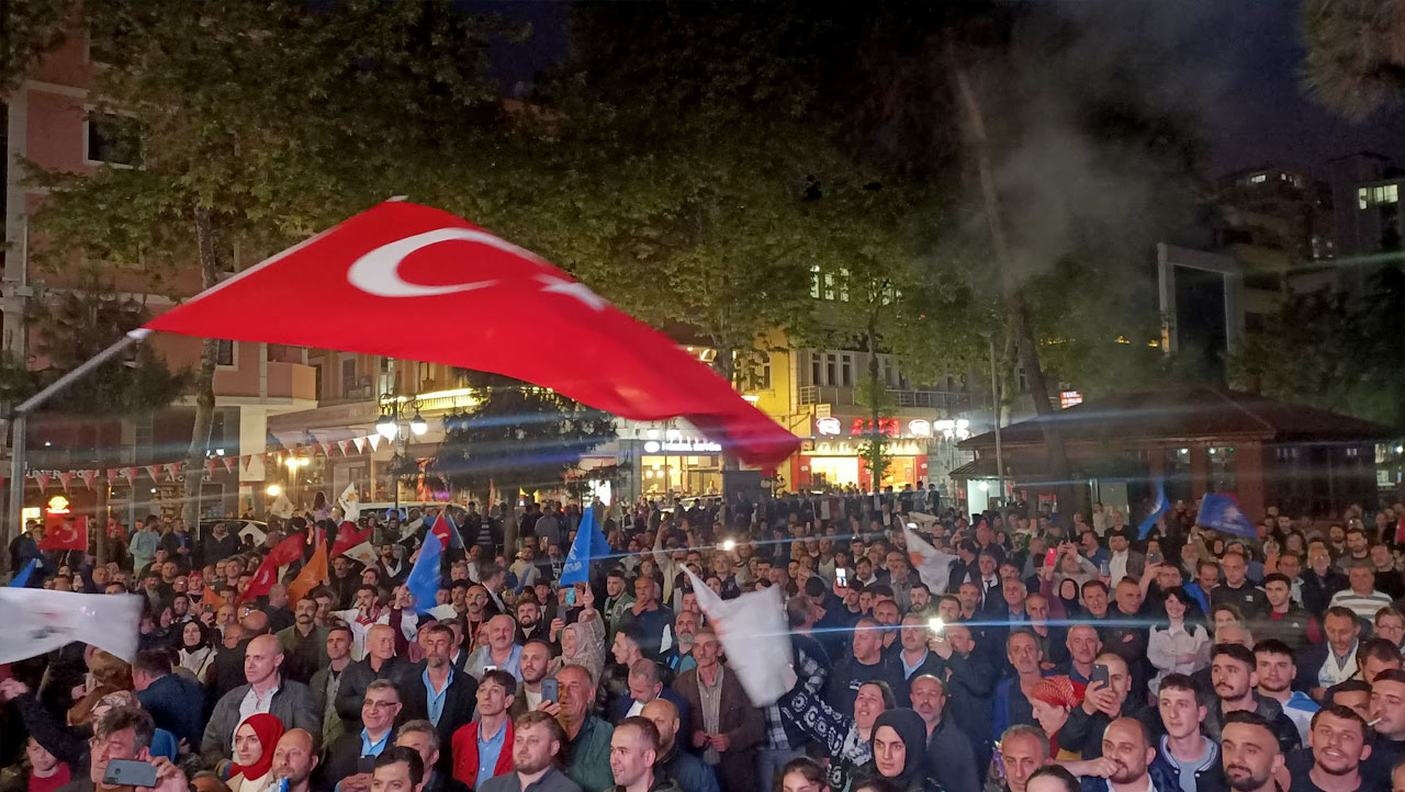 akcaabatta-ak-partiden-coskulu-kutlama5.jpg