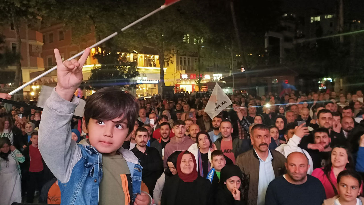 akcaabatta-ak-partiden-coskulu-kutlama6.jpg