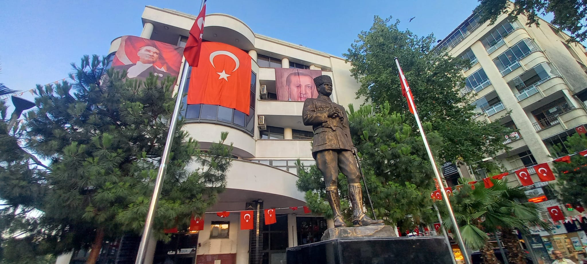 akcaabat-ataturk-aniti-onarildi.jpg