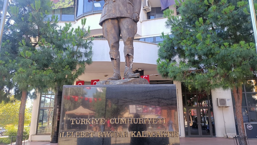 akcaabat-ataturk-anitia.jpg