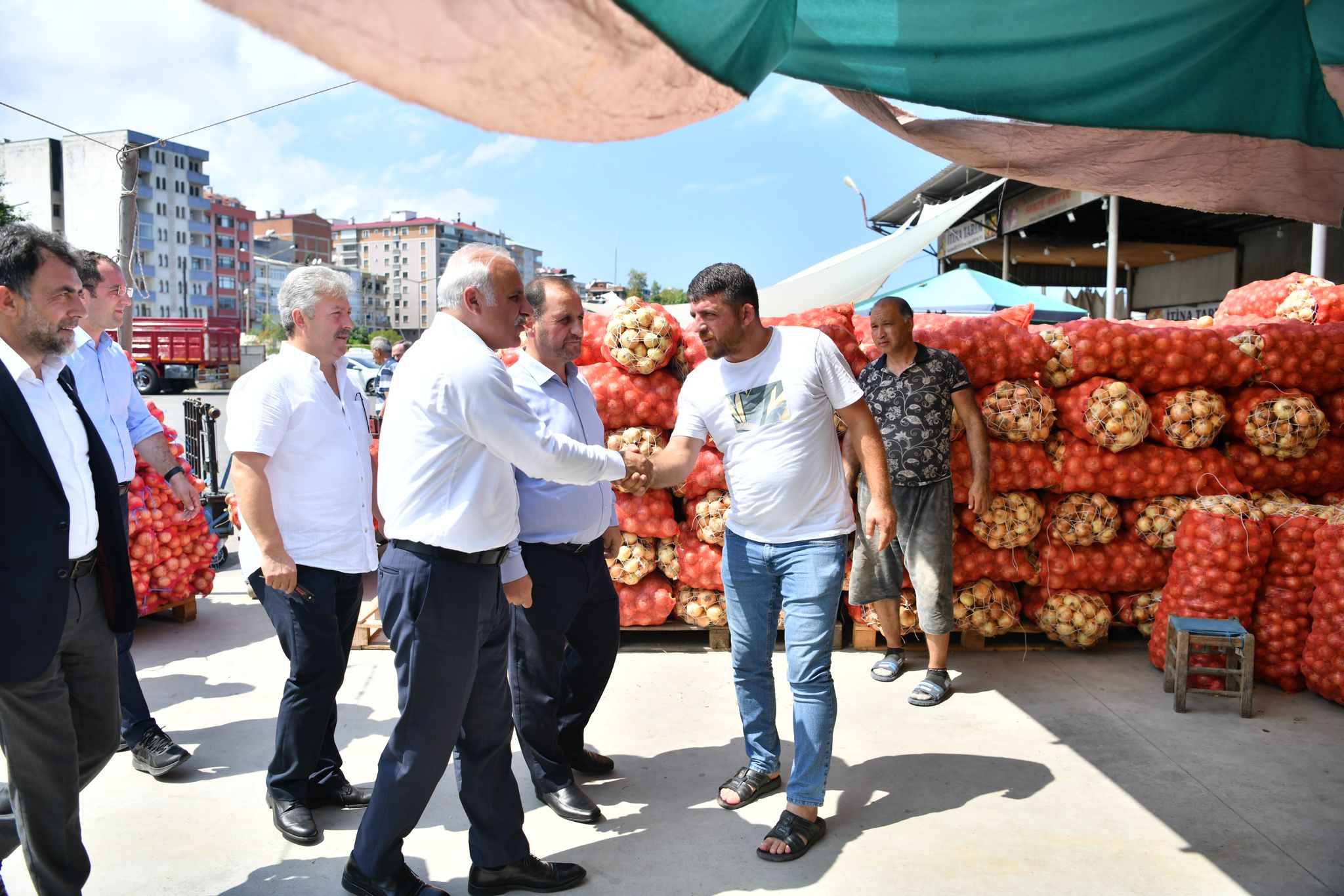 trabzon-buyuksehir-belediye-baskani-murat-zorluoglu-ilce-ziyaretlerine-devam-ediyor-buldugu-her-firsatta-esnaf-ve-vatandaslarla-bir-araya-gelen-baskan-zorluoglu.jpeg
