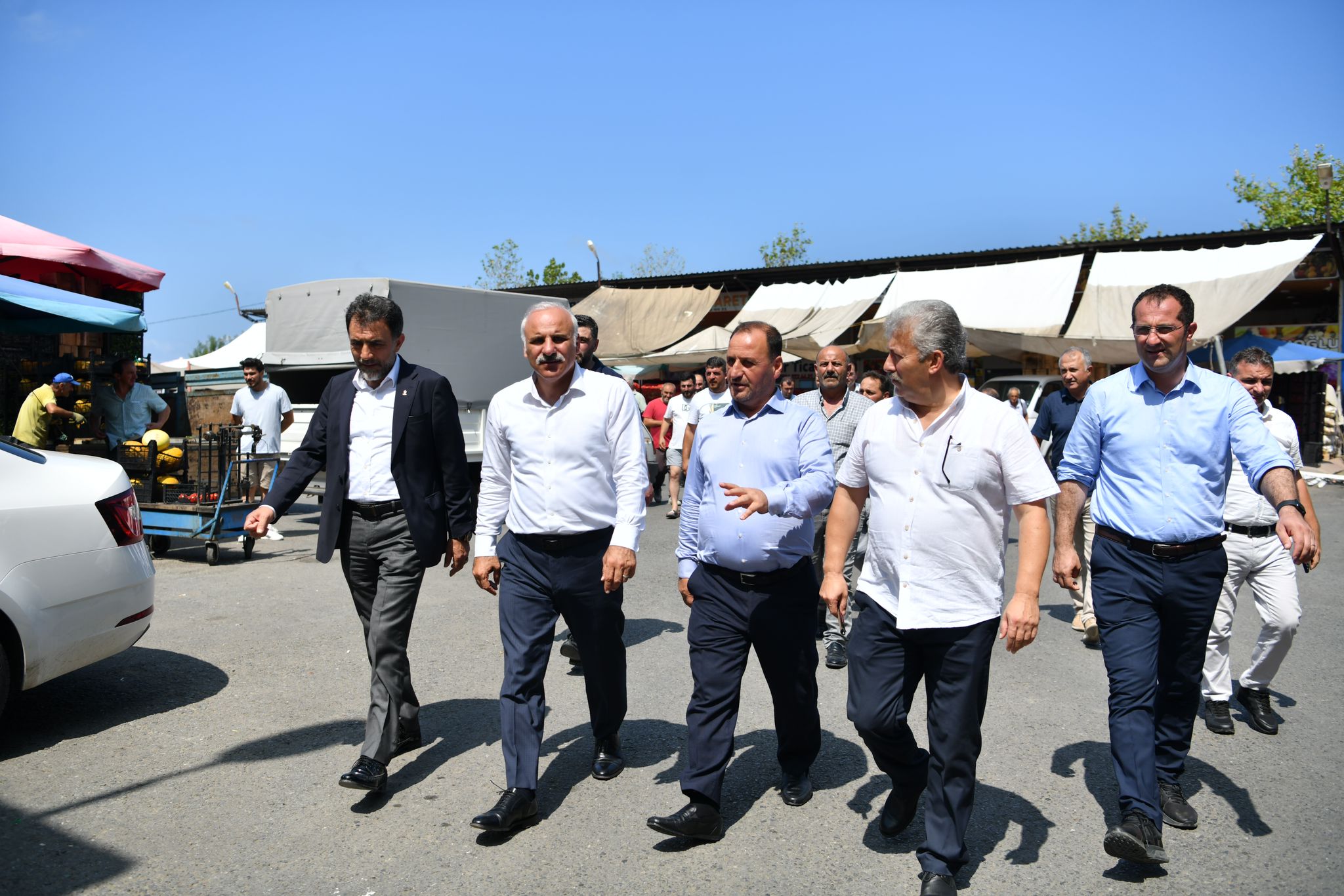 trabzon-buyuksehir-belediye-baskani-murat-zorluoglu-ilce-ziyaretlerine-devam-ediyor-buldugu-her-firsatta-esnaf-ve-vatandaslarla-bir-araya-gelen.jpeg