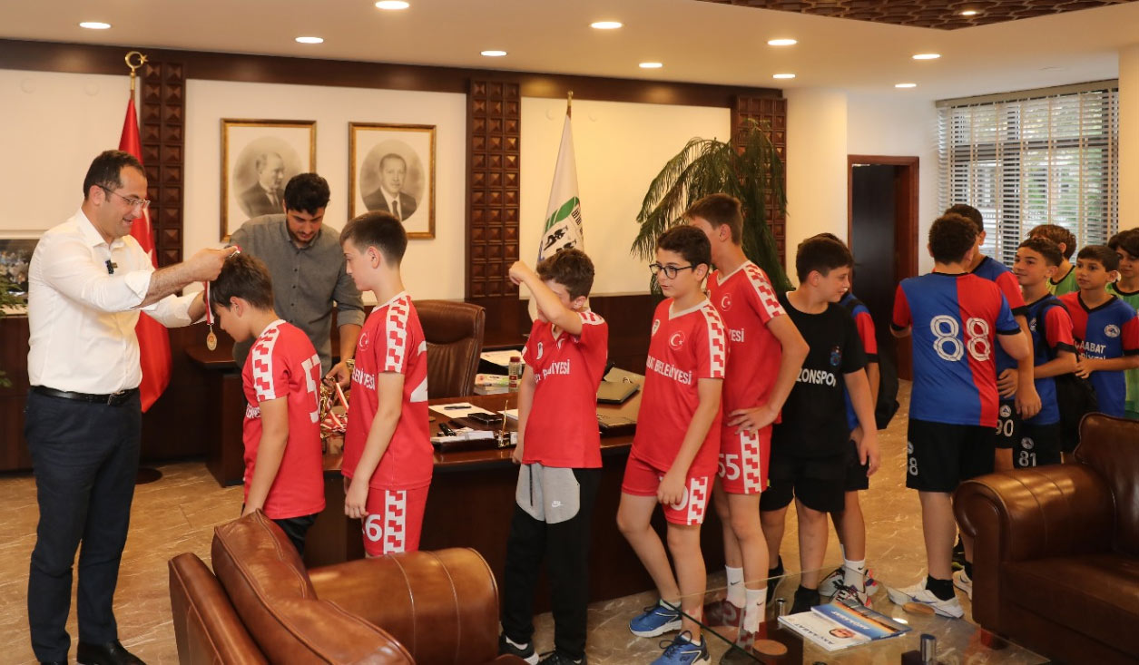akcaabatta-hem-spor-branslarinda-hem-de-lgsde-derece-yapan-sampiyonlar-akcaabat-belediye-baskani-osman-nuri-ekimi-makaminda-ziyaret-ettiler.jpg