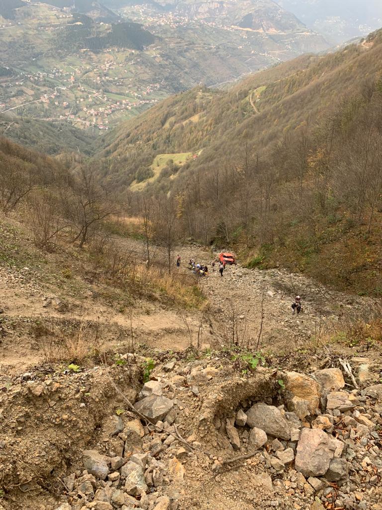 trabzonun-duzkoy-ilcesinde-kamyoneti-itmeye-calisan-kadin-ucuruma-yuvarlanarak-hayatini-kaybetti-2.jpg