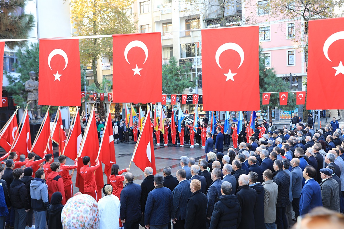 24-kasim-ogretmenler-gunu-vesilesiyle-akcaabat-belediyesi-onu-ataturk-parkinda-celenk-sunma-toreni-yapildi.jpeg