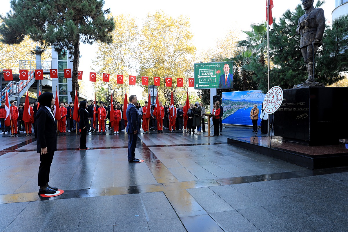 24-kasim-ogretmenler-gunu-vesilesiyle-akcaabat-belediyesi-onu-ataturk-parkinda-celenk-sunma-toreni-yapildi3.jpeg