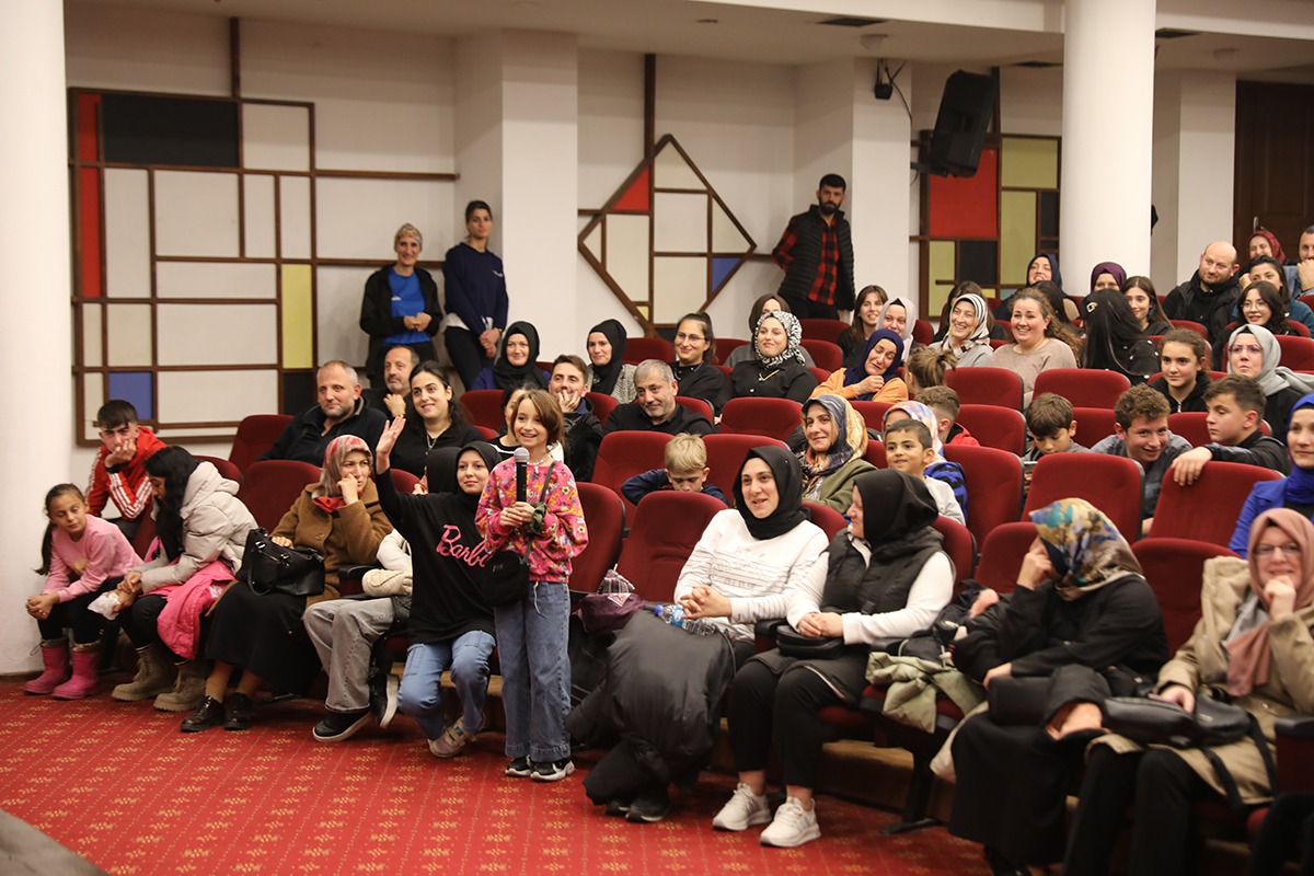 baskan-ekim-sporcularla1.jpg