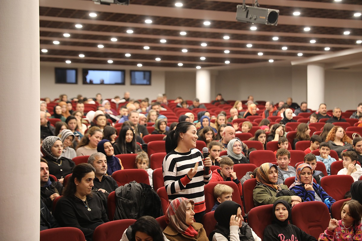 baskan-ekim-sporcularla3.jpg