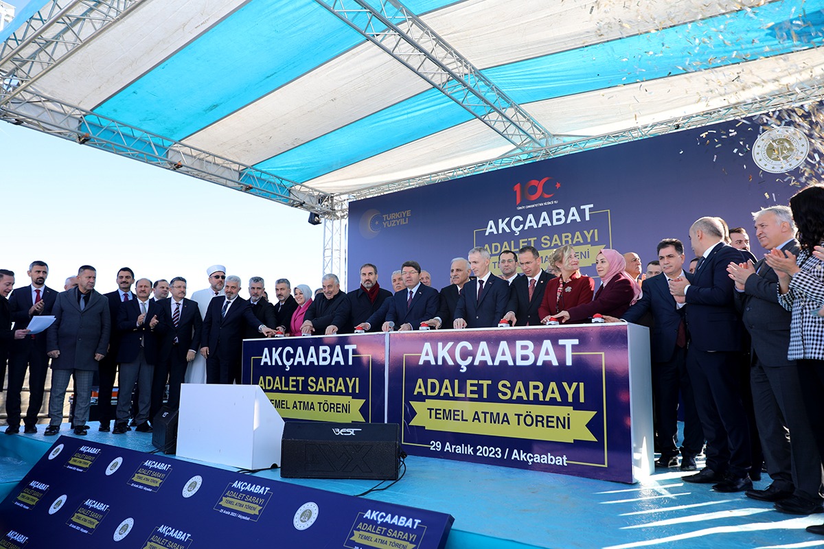 akcaabata-yapilacak-olan-akcaabat-adalet-sarayi-icin-adalet-bakani-yilmaz-tuncun-katilimiyla-temel-atma-toreni-gerceklesti2.jpg