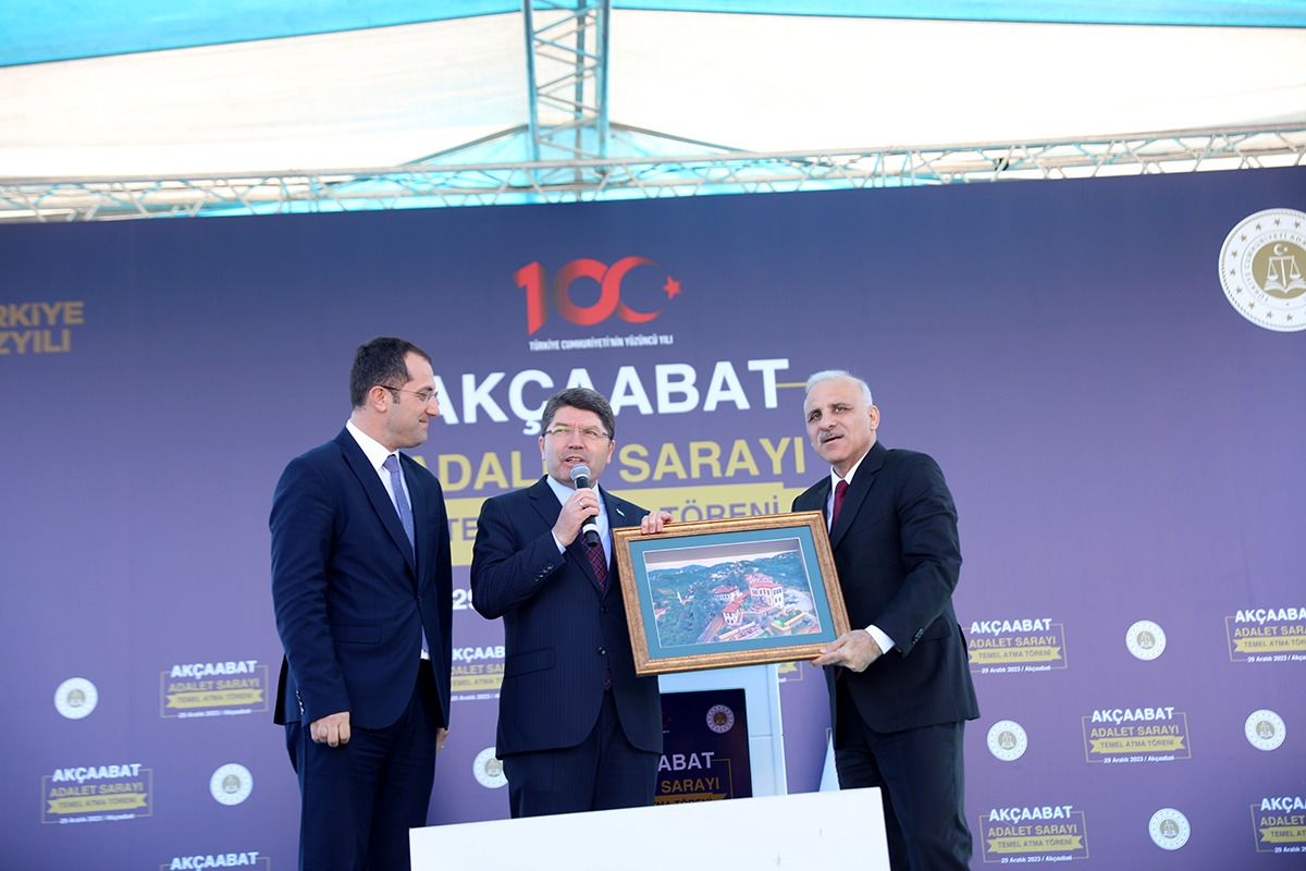 akcaabata-yapilacak-olan-akcaabat-adalet-sarayi-icin-adalet-bakani-yilmaz-tuncun-katilimiyla-temel-atma-toreni-gerceklesti3.jpg