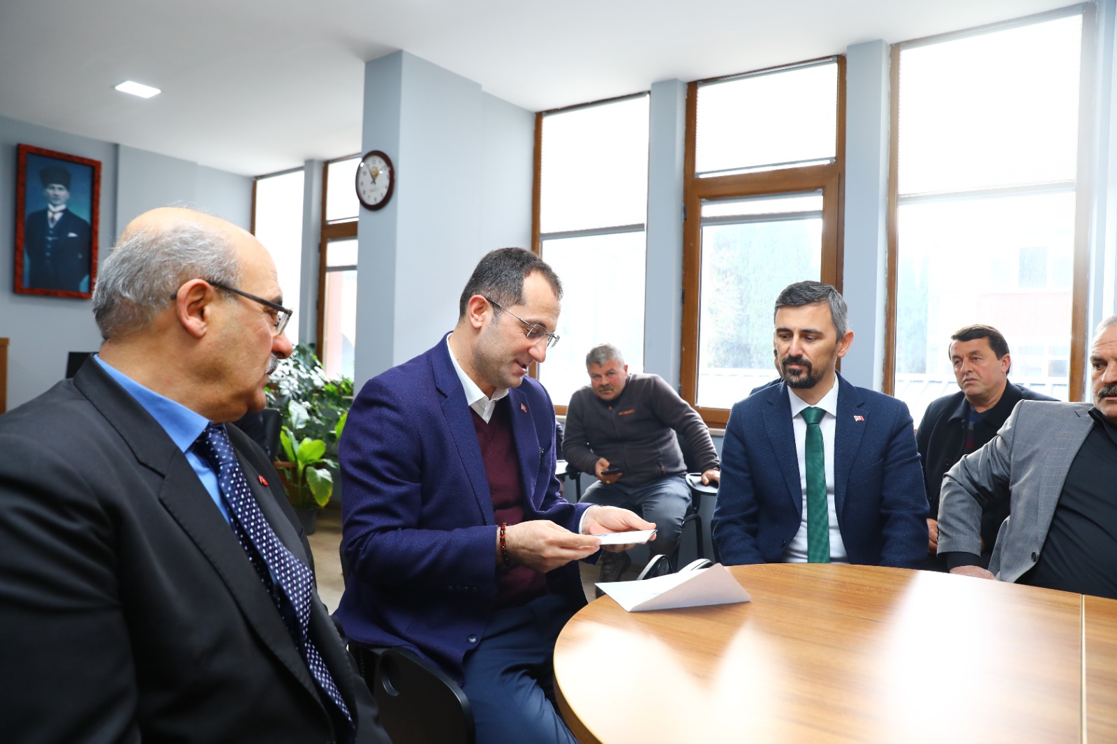 baskan-ekim-akcaabatliu-muhtarlarla2.jpeg