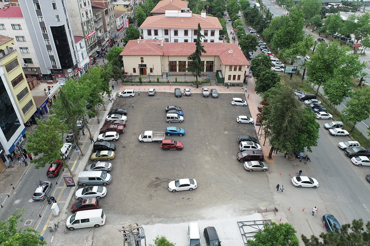 akcaabata-sehrin-kimligini-estetigini-ve-sosyal-dokusunu-guclendirecek-yeni-bir-meydan-kazandirilacak.jpg