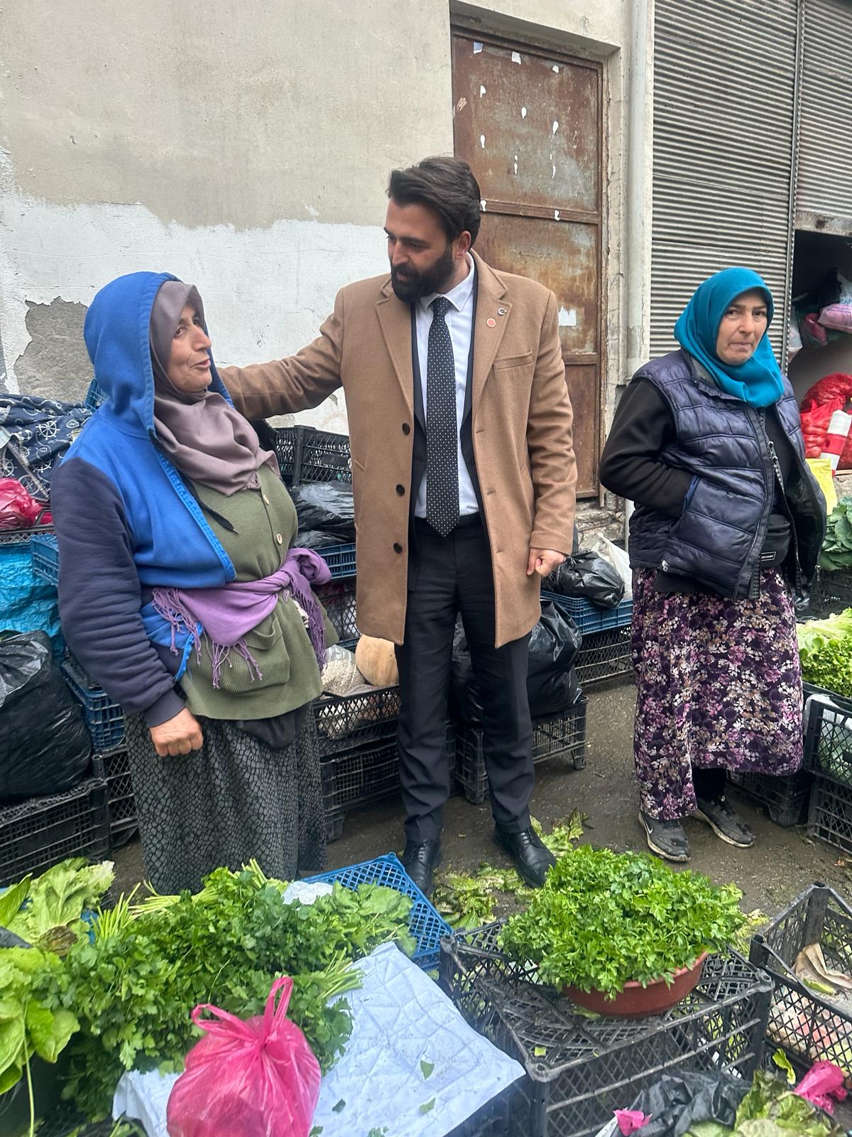 bagimsiz-turkiye-partisi-btp-akcaabat-belediye-baskan-adayi-samet-ayvaz-da-secim-calismalari-kapsaminda-akcaabat-sali-pazarini-ziyaret-etti-ayvaz-sali-pazarinin-halinin-icler-acisi-oldugunu-dile-getirdi.jpeg