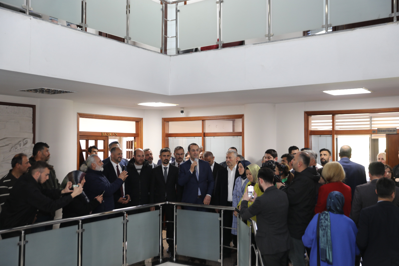 31-mart-mahalli-idareler-yerel-secimlerinde-yeniden-akcaabat-belediye-baskani-olan-osman-nuri-ekim-mazbatasini-aldi-1.jpeg