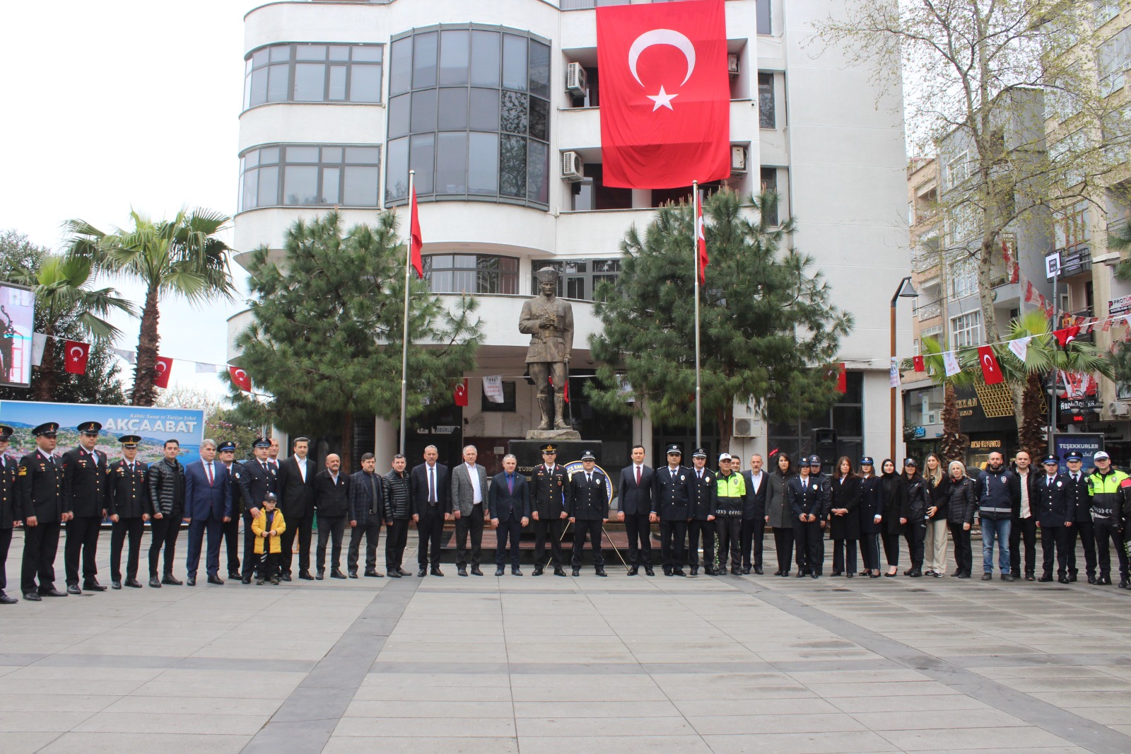 akcaabatta-turk-polis-teskilatinin-179-kurulus-yil-donumu-ve-polis-haftasi-etkinlikleri-kapsaminda-ataturk-aniti-onunde-celenk-sunma-programi-yapildi1.jpeg