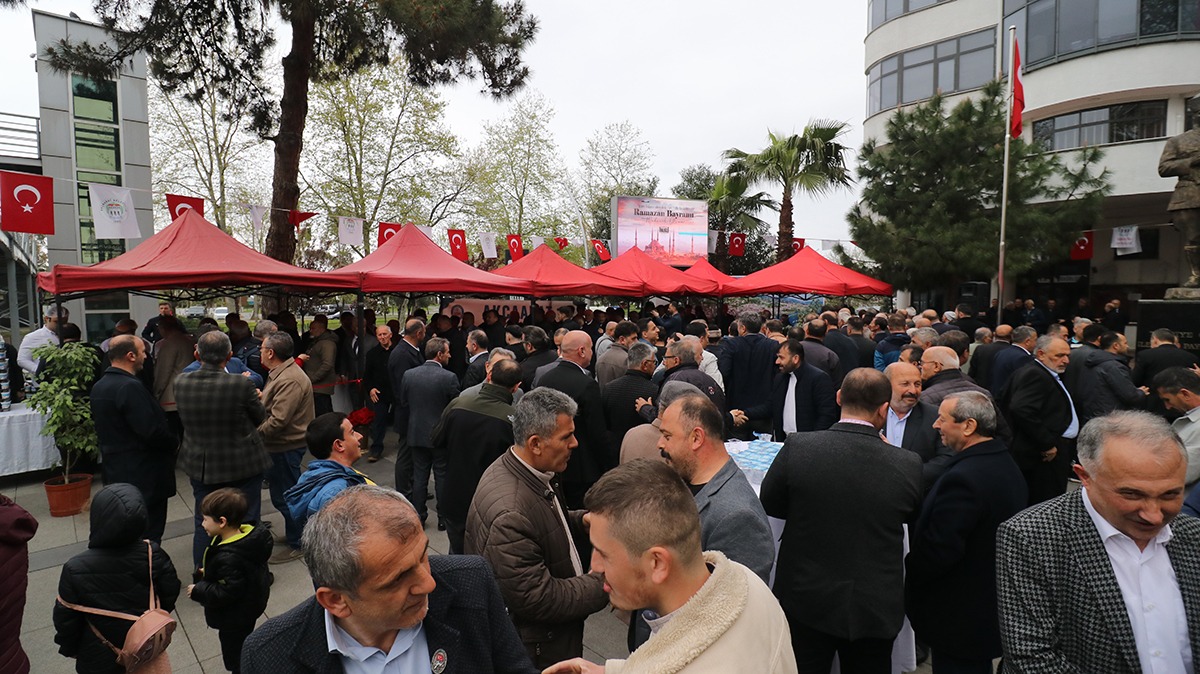 akcaabat-belediyesi-ve-akcaabat-kaymakamliginin-organizesinde-akcaabat-ataturk-parkinda-ramazan-bayrami-vesilesiyle-geleneksel-bayramlasma-toreni-yapildi.jpg