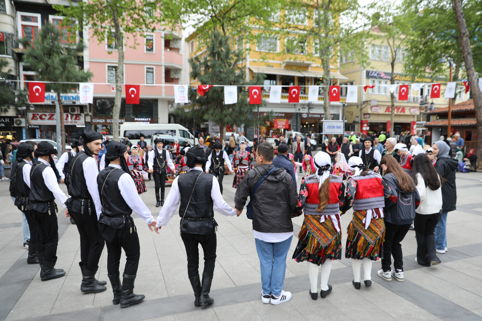 akcaabat-turizmin-onemine-vurgu-yaparak-ve-yerel-kulturu-tanitarak-turizm-haftasini-coskuyla-kutladi-belediye-tarafindan-duzenlenen-etkinliklerle-sehre-turizmin-degeri-anlatildi.jpeg
