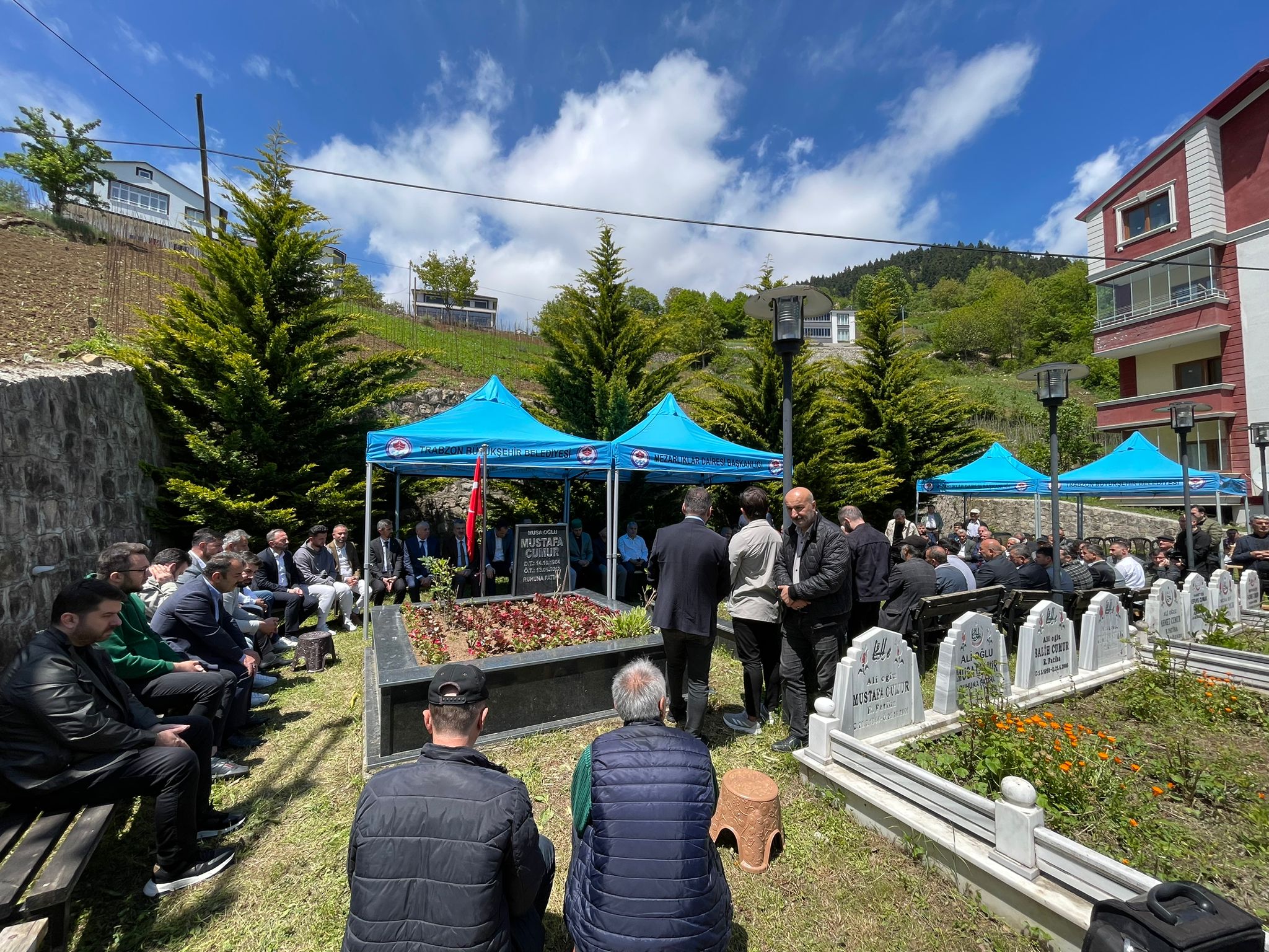 gecirdigi-trafik-kazasi-sonucu-hayatini-kaybeden-ak-parti-trabzon-eski-milletvekili-mustafa-cumur-mezari-basinda-dualarla-anildi.jpeg