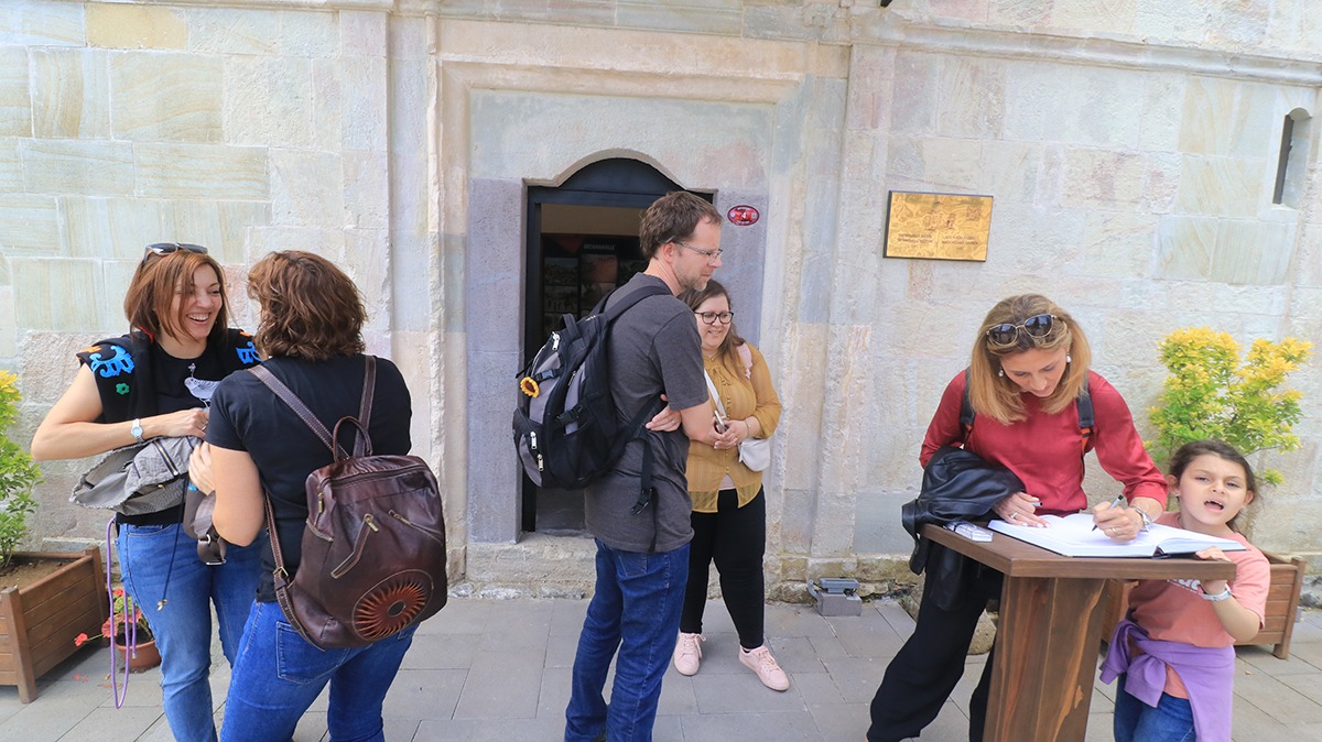 akcaabat-belediyesi-tarafindan-restore-edilerek-sehrin-turizmine-kazandirilan-ortamahalle-muzesi-acildigi-gunden-itibaren-turist-kafileleri-yerli-ve-yabanci-turistler-tarafindan-yogun-ilgi-goruyor.jpeg