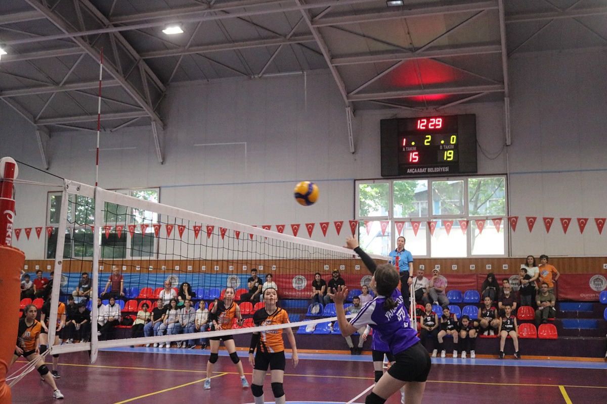 akcaabat-belediyesince-her-yil-yil-sonunda-duzenlenen-ve-geleneksel-hale-getirilen-voleybol-turnuvasi-sona-erdi2.jpg