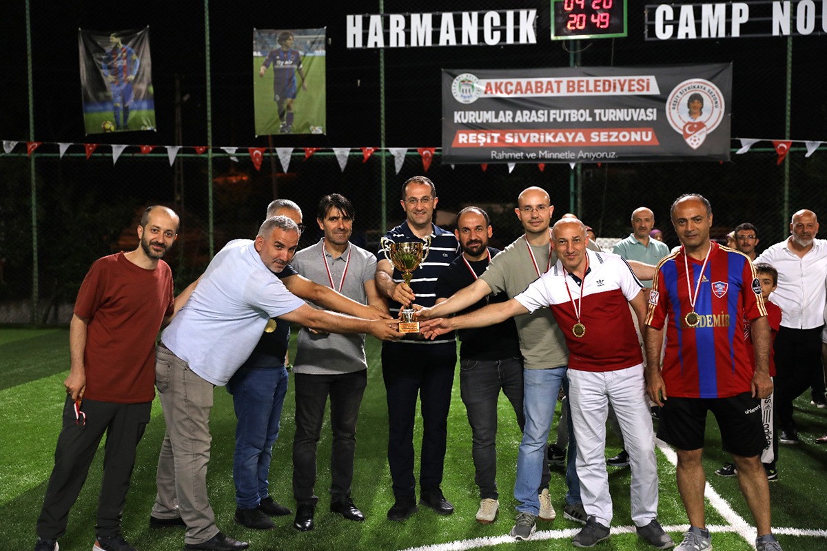 akcaabatta-kurumlar-arasinda-duzenlenen-futbol-turnuvasi-yapilan-final-maci-ve-odul-toreni-ile-sona-erdi-1.jpeg