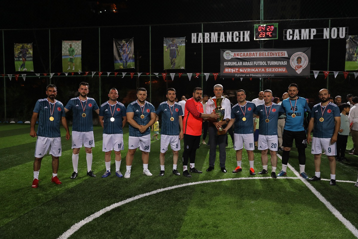 akcaabatta-kurumlar-arasinda-duzenlenen-futbol-turnuvasi-yapilan-final-maci-ve-odul-toreni-ile-sona-erdi-5.jpeg