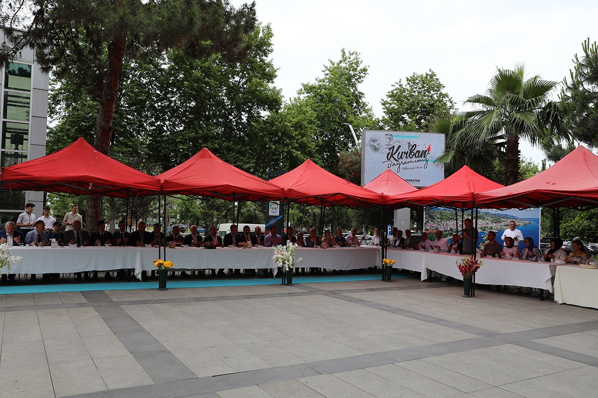 akcaabatta-kurban-bayrami-vesilesiyle-geleneksel-bayramlasma-toreni-duzenlendi1.jpeg