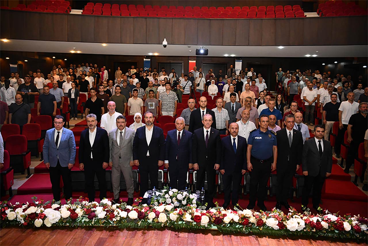 kahramanlik-destani-yazan-milletin-zaferi-konulu-konferansa-katilan-trabzon-buyuksehir-belediye-baskani-ahmet-metin-genc.jpg