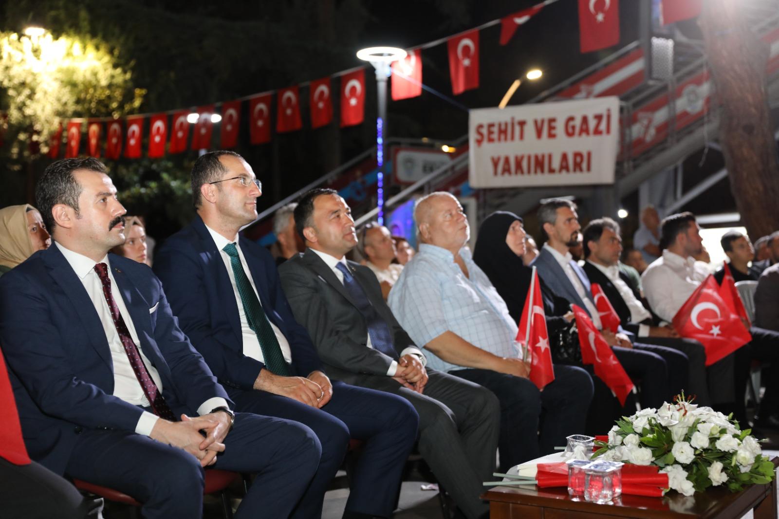 15-temmuz-demokrasi-ve-milli-birlik-gunu-tum-yurtta-oldugu-gibi-akcaabatta-da-kutlandi-sehitler-dualarla-anildi.jpeg