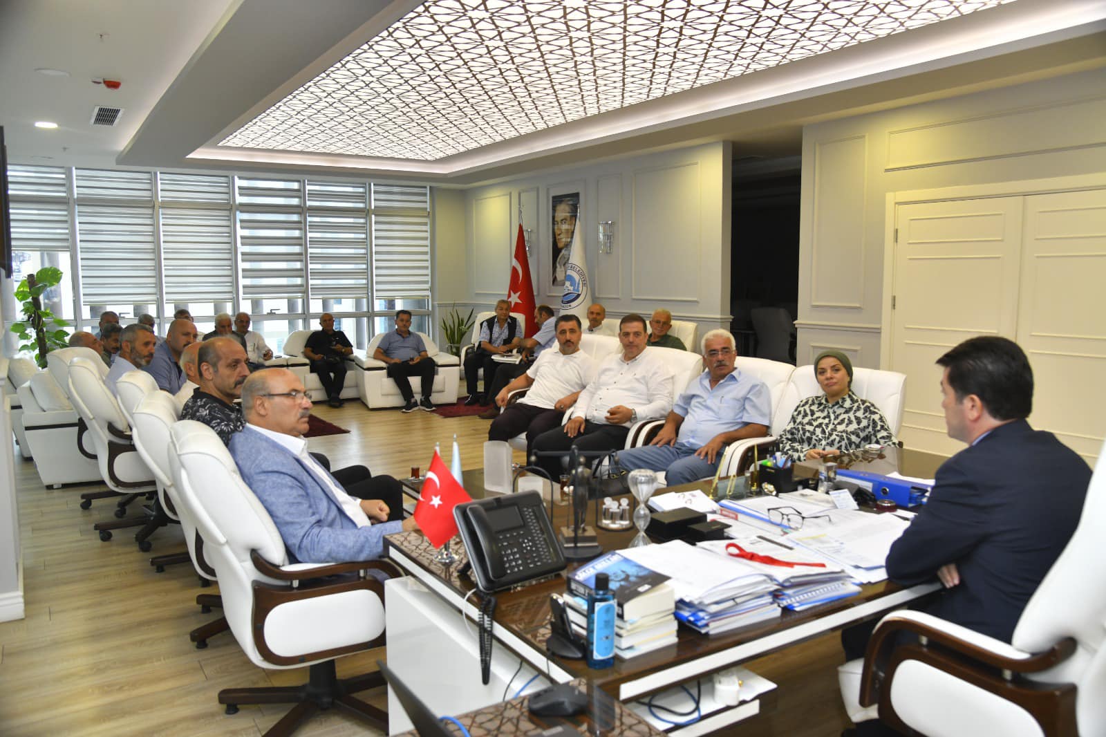 akcaabat-muhtarlar-dernegi-baskani-omer-hotoman-beraberindeki-mahalle-muhtarlariyla-birlikte-ortahisar-belediye-baskani-ahmet-kayayi-ziyaret-etti1.jpg