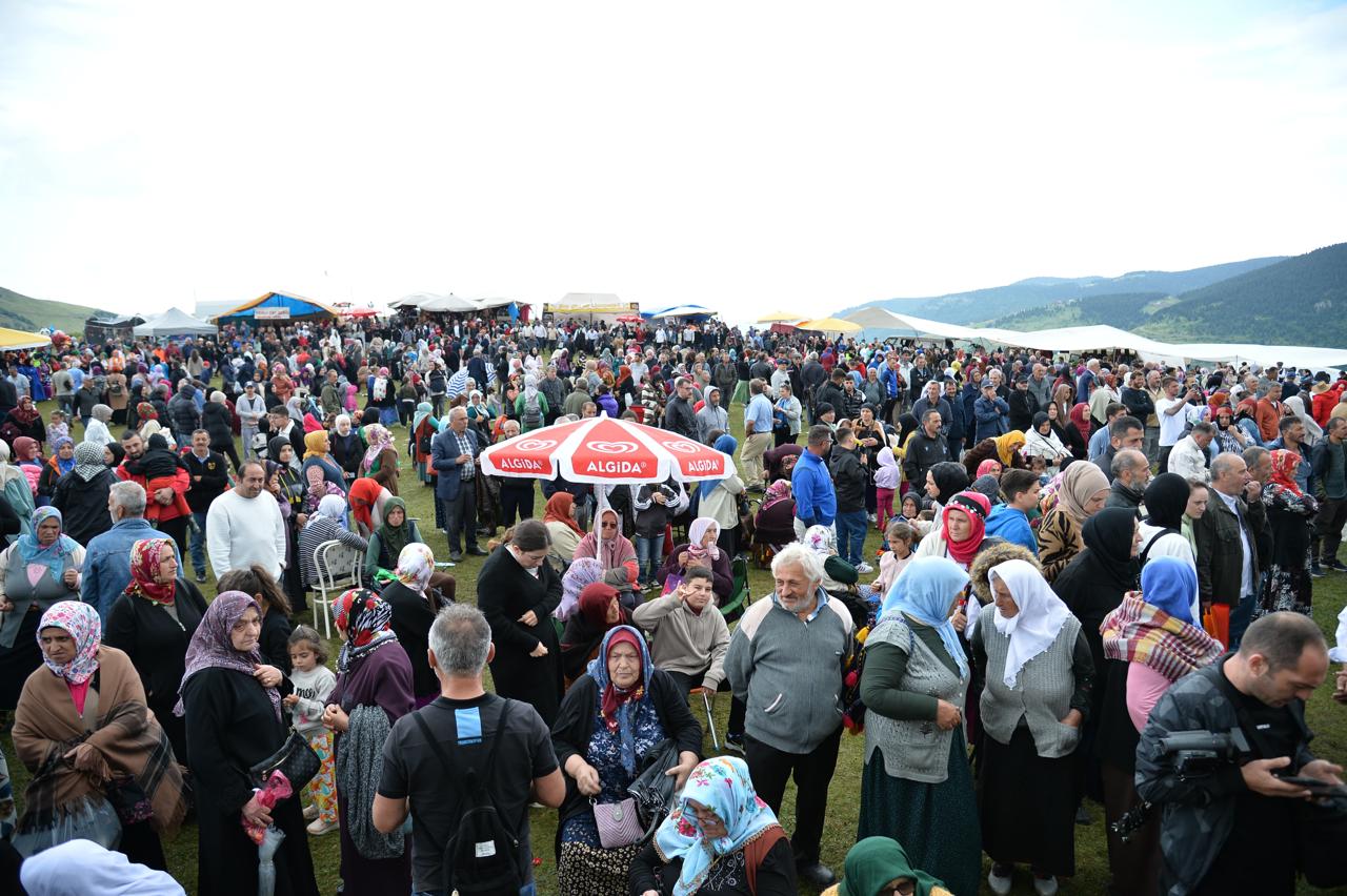akcaabat-erikli-kultur-yardimlasma-ve-kalkindirma-derneginin-duzenledigi-10-geleneksel-taslioba-kurtduzu-yayla-festivaline-katild1i.jpeg