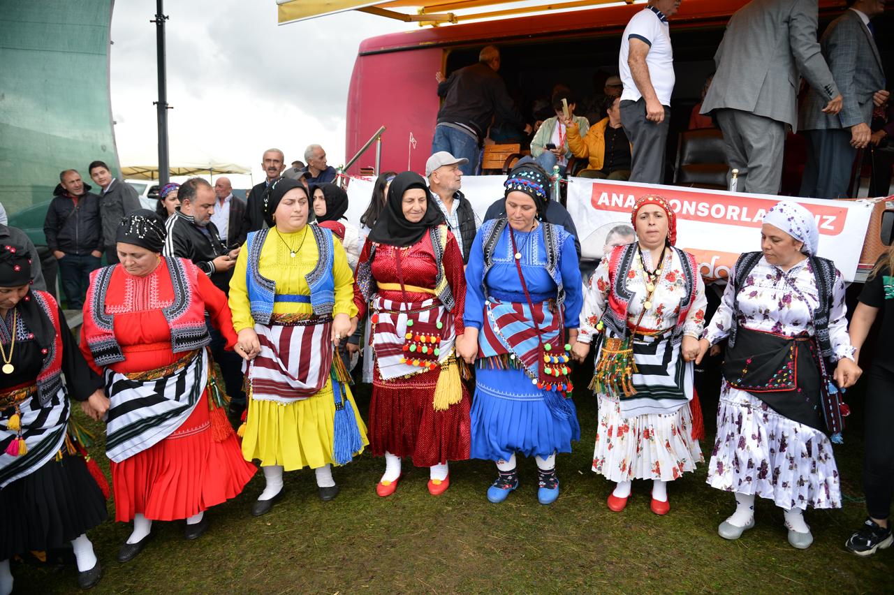 akcaabat-erikli-kultur-yardimlasma-ve-kalkindirma-derneginin-duzenledigi-10-geleneksel-taslioba-kurtduzu-yayla-festivaline-katildi.jpeg