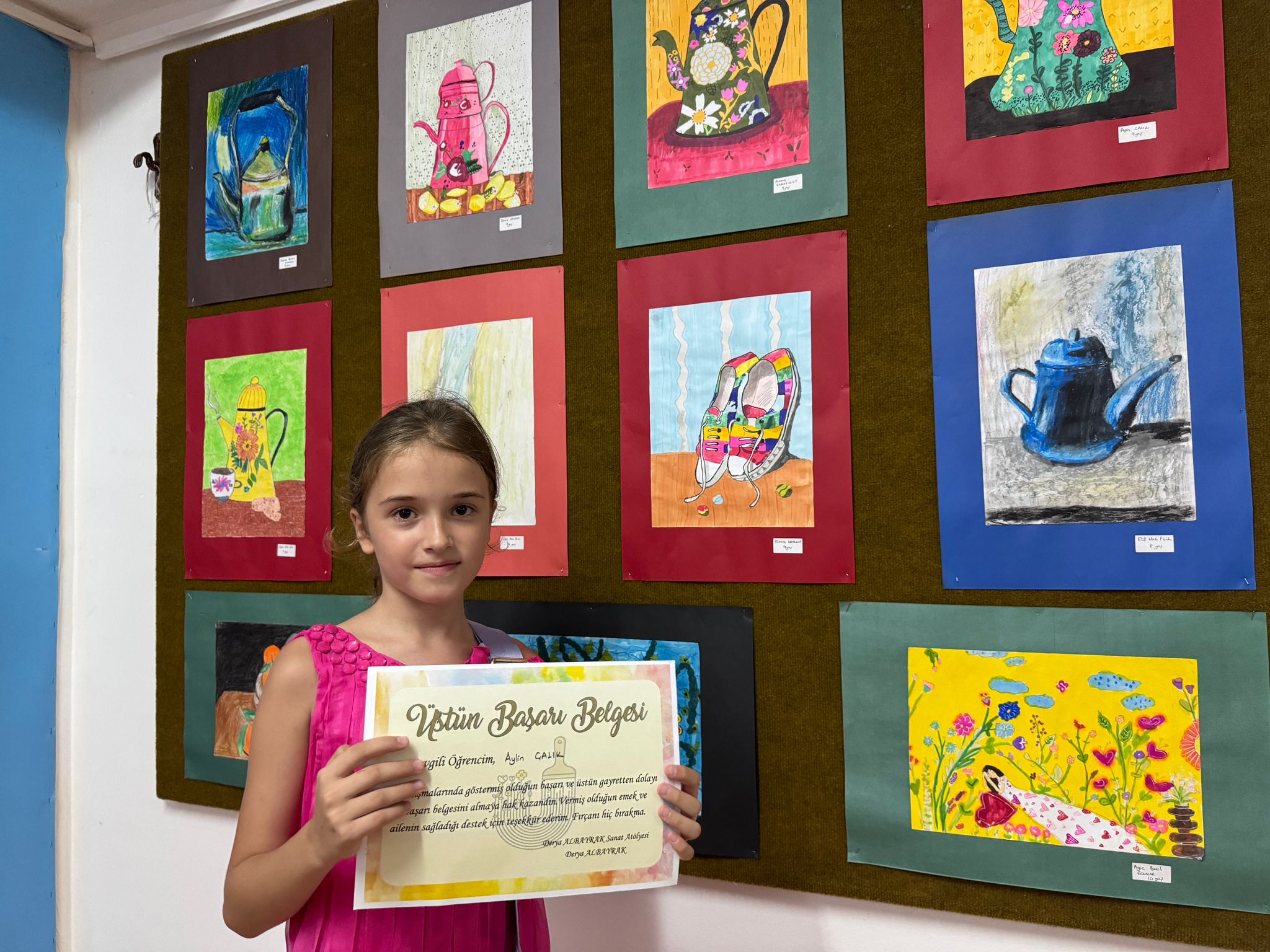 akcaabat-emin-serdar-sergi-salonunda-duzenlenen-resim-sergisi-6-10-yas-arasi-yetenekli-cocuklarin-eserlerine-ev-sahipligi-yapti4.jpeg