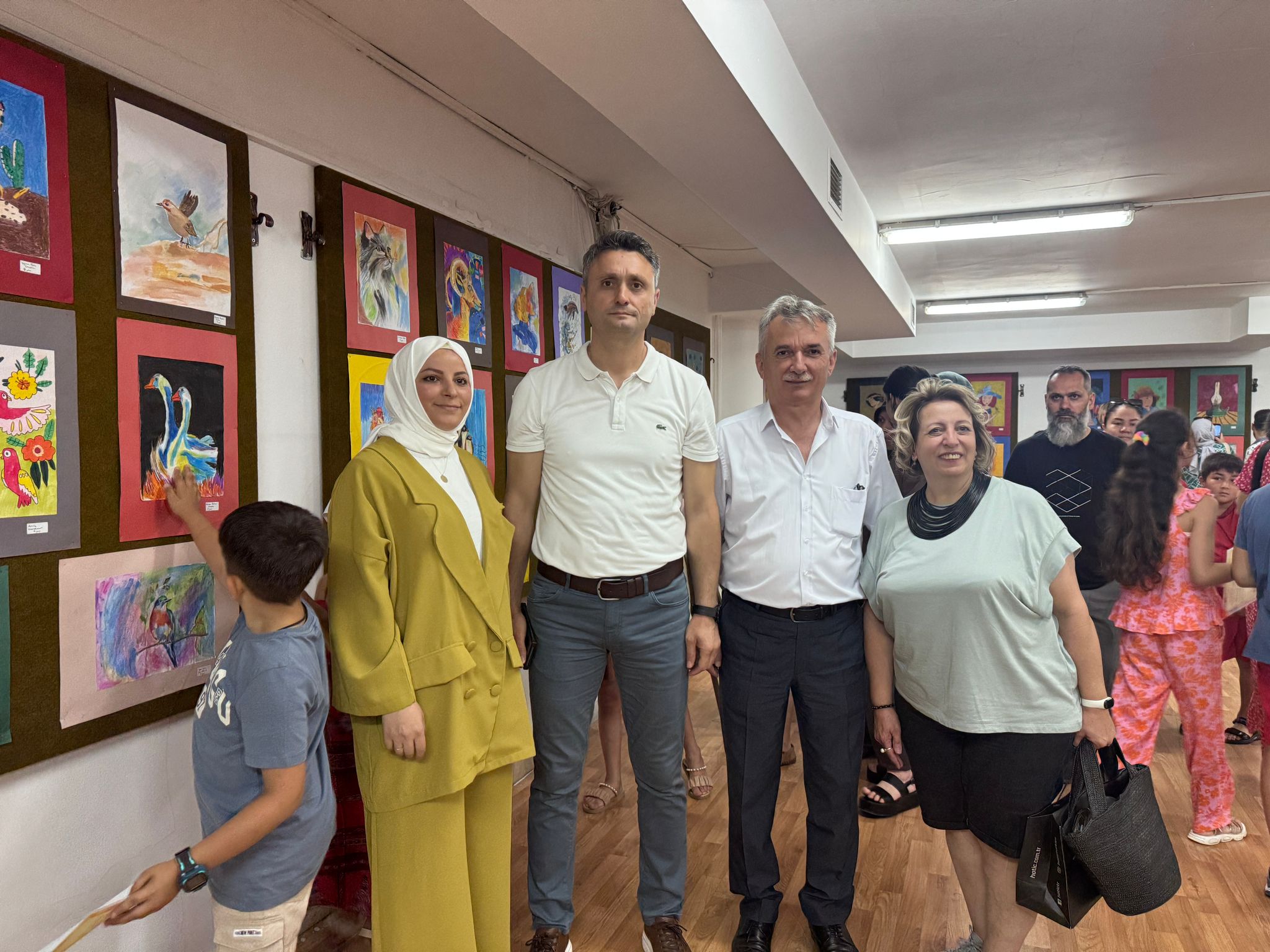 akcaabat-emin-serdar-sergi-salonunda-duzenlenen-resim-sergisi-6-10-yas-arasi-yetenekli-cocuklarin-eserlerine-ev-sahipligi-yapti6.jpeg