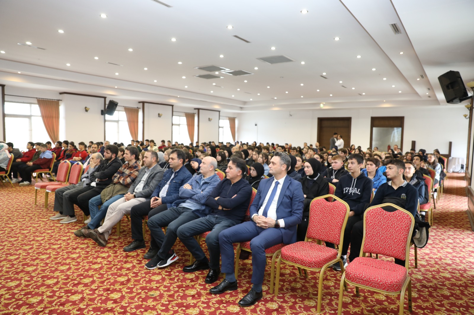 akcaabat-belediyesi-organizesinde-29-ekim-cumhuriyet-bayraminin-101-yildonumu-kutlama-etkinlikleri-kapsaminda-ataturkun-akcaabata-mirasi-adli-konferans-duzenlendi.jpeg