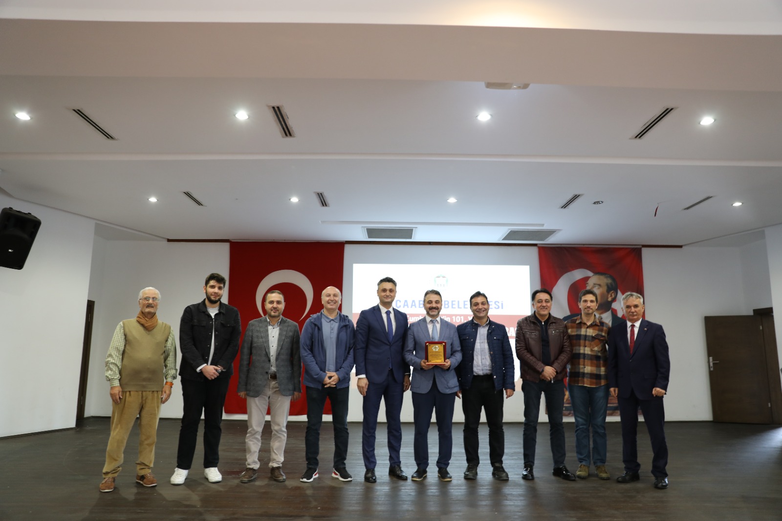 akcaabat-belediyesi-organizesinde-29-ekim-cumhuriyet-bayraminin-101-yildonumu-kutlama-etkinlikleri-kapsaminda-ataturkun-akcaabata-mirasi-adli-konferans-duzenlendi3.jpeg