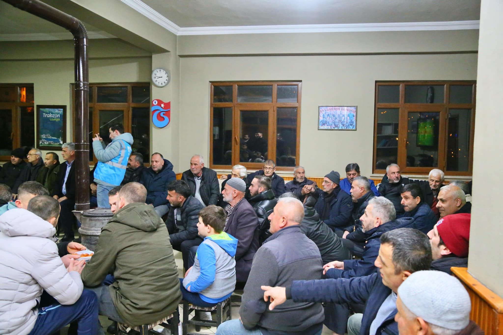adalet-ve-kalkinma-partisi-ak-parti-akcaabat-ilce-teskilatinin-her-ramazan-geleneksel-hale-getirdigi-teravih-bulusmalari-bu-yil-da-devam-ediyor2.jpg