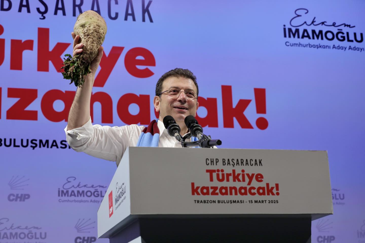 ibb-baskani-ve-chp-cumhurbaskani-aday-adayi-ekrem-imamoglu-partisinin-23-martta-yapacagi-on-secim-oncesi-memleketi-trabzonda-vatandaslarla-bulustu.jpeg
