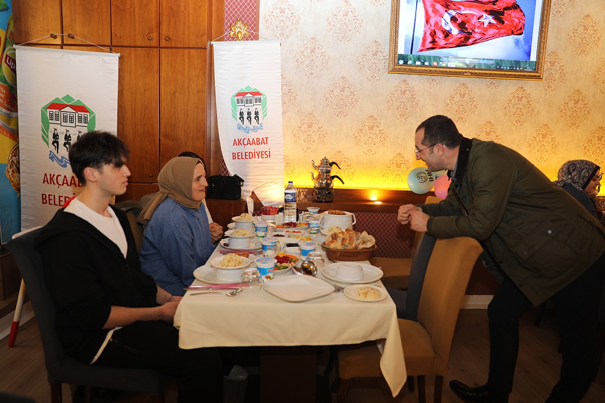 akcaabat-belediyesi-her-yil-oldugu-gibi-bu-yil-da-dunya-yetimler-gunu-kapsaminda-duzenledigi-iftar-programinda-yetim-cocuklar-ve-aileleriyle-bir-araya-geldi1.jpeg