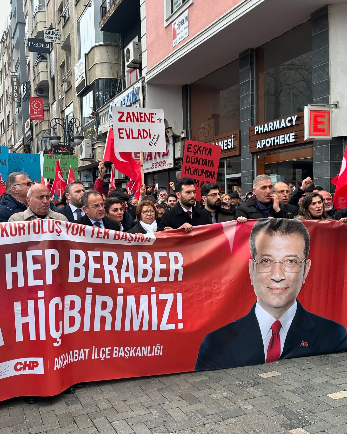 imamogluna-baba-ocagindan-tam-destek.jpg