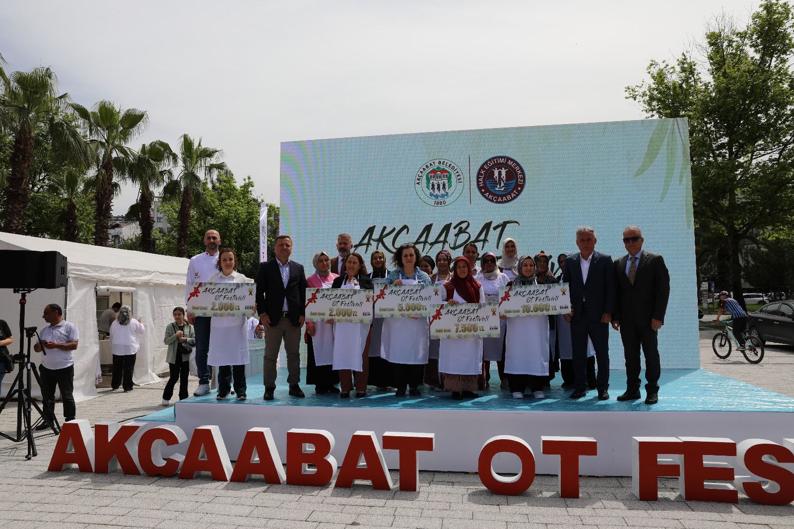 akcaabat-belediyesi-ile-akcaabat-halk-egitim-merkezi-is-birliginde-bu-yil-ilk-kez-duzenlenen-akcaabat-ot-festivali2.jpg