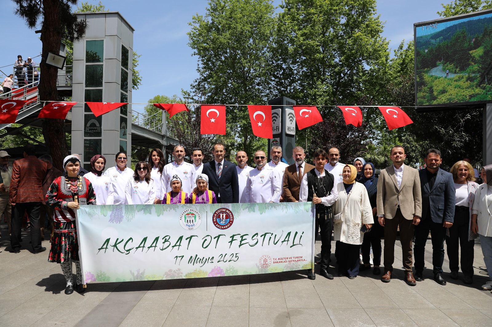 akcaabat-belediyesi-ile-akcaabat-halk-egitim-merkezi-is-birliginde-bu-yil-ilk-kez-duzenlenen-akcaabat-ot-festivali4.jpg